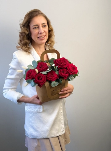 Композиция с розами &laquo;Рада&raquo; от интернет-магазина цветов в 