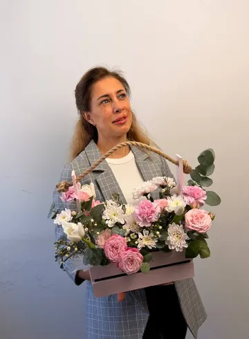 Композиция из роз, тюльпанов, гвоздик и хризантемы &laquo;Светлость&raquo; от интернет-магазина цветов в 