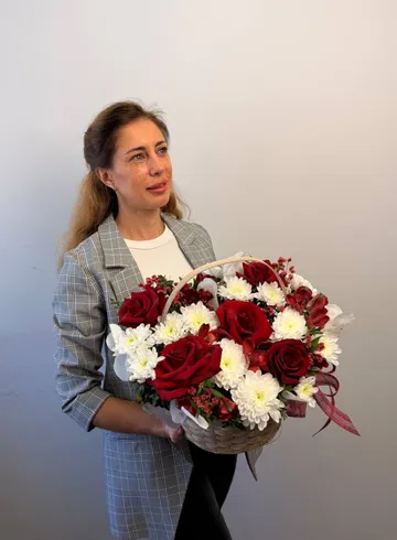 Композиция из роз, хризантемы и альстромерии &laquo;Тайное признание&raquo; от интернет-магазина цветов в 