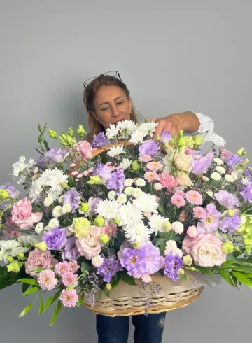 Корзина цветов «Нежное лето» от интернет-магазина цветов в 