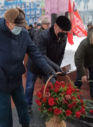 Композиция &laquo;Помним и гордимся&raquo; от интернет-магазина цветов в 