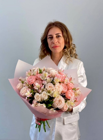 Букет из роз и альстромерии «Арианна» от интернет-магазина цветов в 