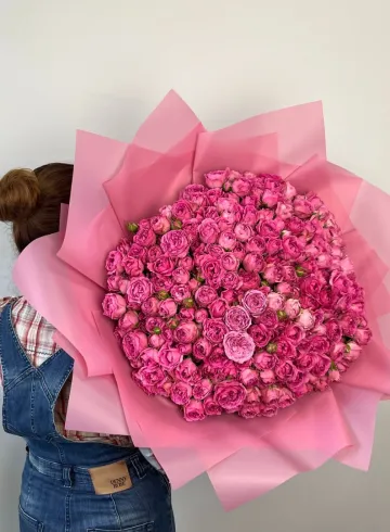 Букет из кустовых роз «Притяжение чувств» от интернет-магазина цветов в 