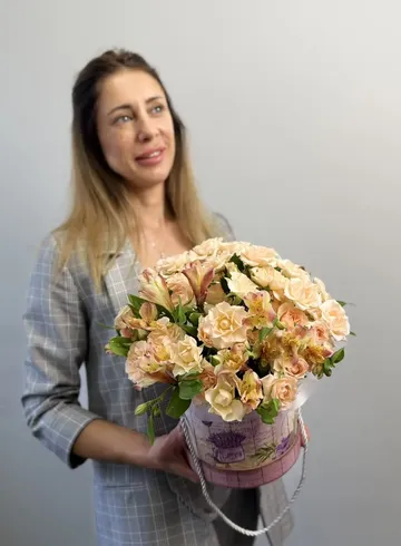 Композиция из роз и альстромерии &laquo;Ласковый май&raquo; от интернет-магазина цветов в 