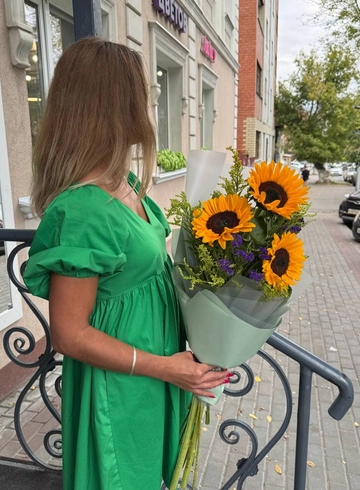 Букет с подсолнухом «Забава» от интернет-магазина цветов в 