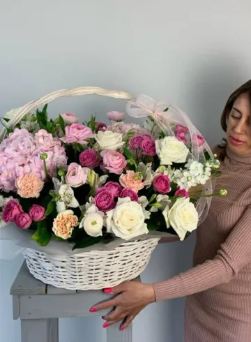 Корзина цветов "Роскошь" от интернет-магазина цветов в 