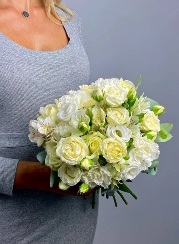 Букет с кустовой розой «Челси» от интернет-магазина цветов в 