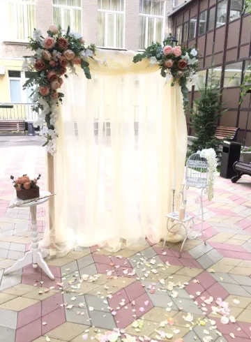 Оформление выездной арки от интернет-магазина цветов в 