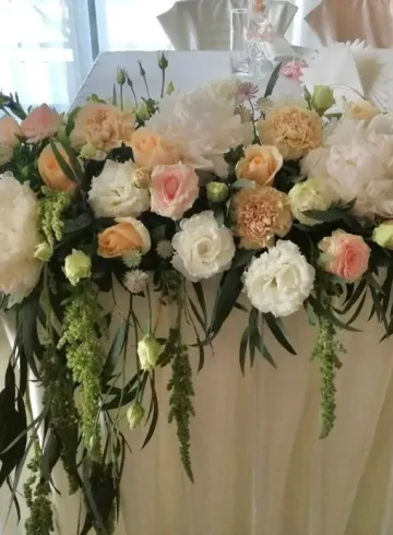 Оформление свадебного стола цветами от интернет-магазина цветов в 