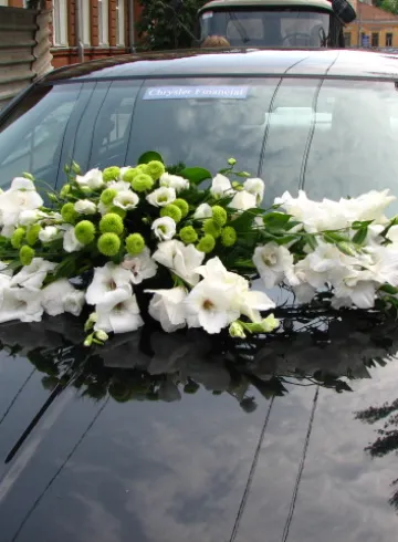Свадебное украшение автомобиля от интернет-магазина цветов в 
