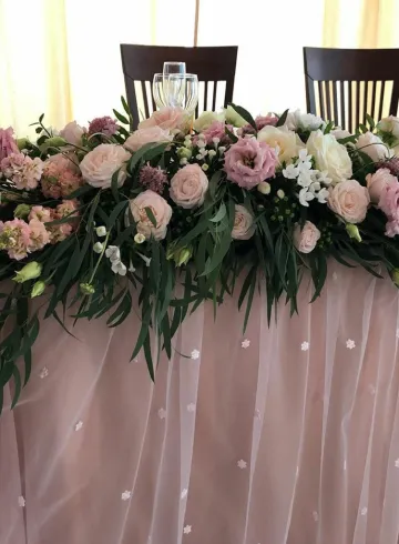 Оформление зоны молодоженов от интернет-магазина цветов в 