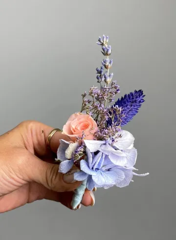 Бутоньерка для жениха фиолетовая от интернет-магазина цветов в 