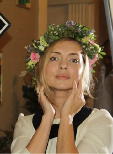 Венок на голову от интернет-магазина цветов в 