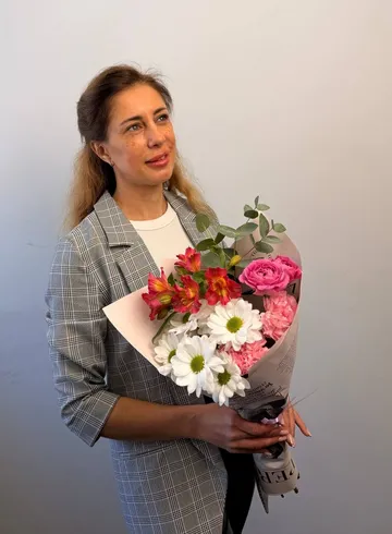 Букет из хризантемы, гвоздик и альстромерии &laquo;Первоклассник&raquo; от интернет-магазина цветов в 