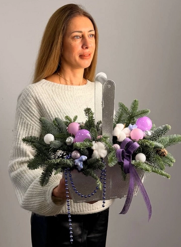 Композиция &laquo;Подарок&raquo; от интернет-магазина цветов в 