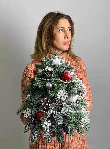 Елочка натуральная &laquo;В красном серебре&raquo; от интернет-магазина цветов в 