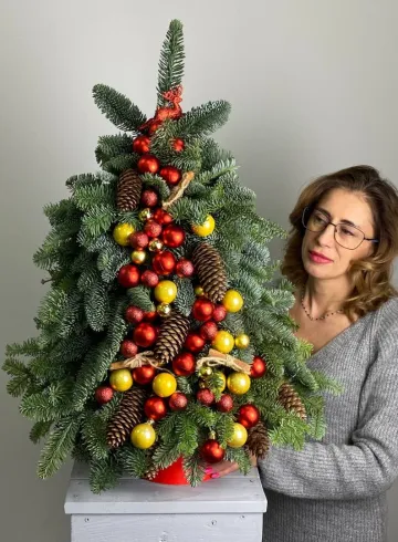 Елка натуральная &laquo;Красочная&raquo; от интернет-магазина цветов в 