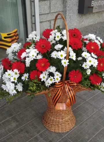 Корзина цветов «Помним» от интернет-магазина цветов в 