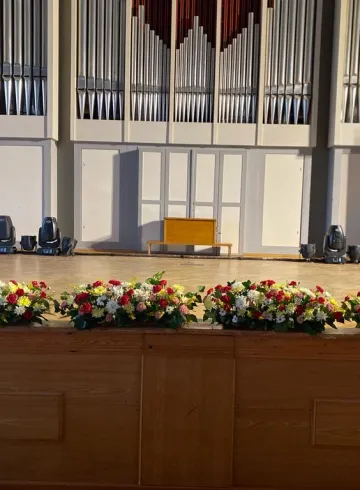 Украшение сцены зал &laquo;Филармония&raquo; от интернет-магазина цветов в 