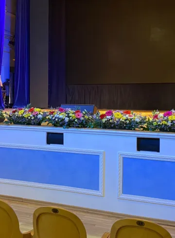 Цветочные композиции в зал &laquo;Консерватория&raquo; от интернет-магазина цветов в 