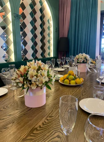 Стол переговоров от интернет-магазина цветов в 