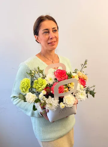 Композиция из гвоздик и роз &laquo;Вояж&raquo; от интернет-магазина цветов в 