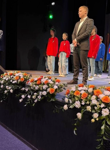 Композиции для украшения сцены от интернет-магазина цветов в 