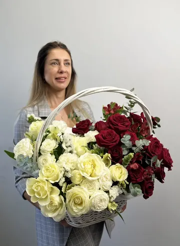 Композиция из роз &laquo;Инь-Янь&raquo; от интернет-магазина цветов в 