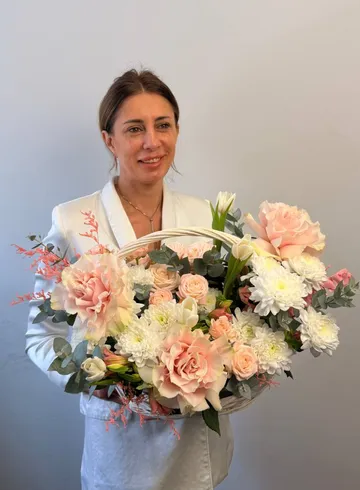 Композиция  из роз, тюльпанов и хризантем &laquo;Конфета&raquo; от интернет-магазина цветов в 