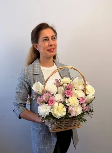 Композиция из гвоздик, тюльпанов и альстромерии &laquo;Ревиваль&raquo; от интернет-магазина цветов в 