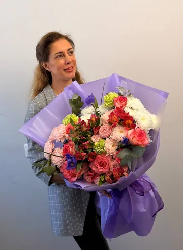 Букет из роз, хризантемы, гвоздик и ирисов &laquo;Яркий шик&raquo; от интернет-магазина цветов в 