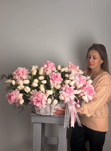 Композиция из тюльпанов и французских роз &laquo;Аура&raquo; от интернет-магазина цветов в 