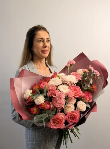 Букет из роз, гвоздик и альстромерии &laquo;Вишневый сад&raquo; от интернет-магазина цветов в 
