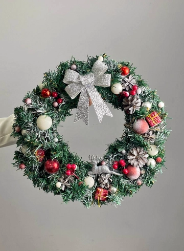 Венок новогодний &laquo;Сюрприз от Санты&raquo; от интернет-магазина цветов в 