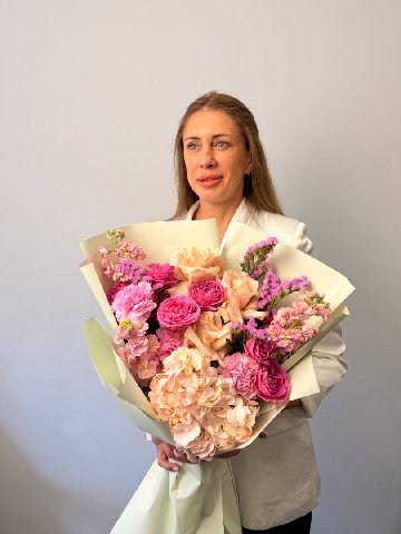 Букет из гортензии, маттиолы и роз &laquo;Ева&raquo; от интернет-магазина цветов в 