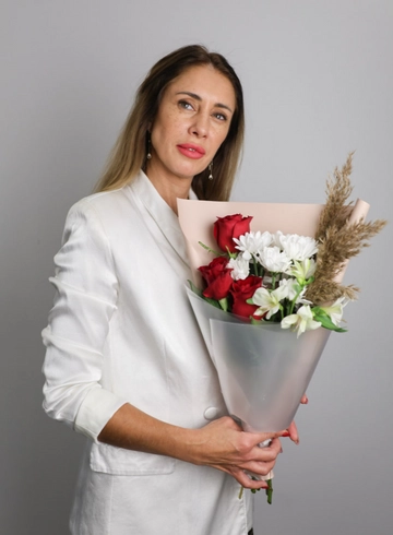 Сборный букет «Яркий» от интернет-магазина цветов в 