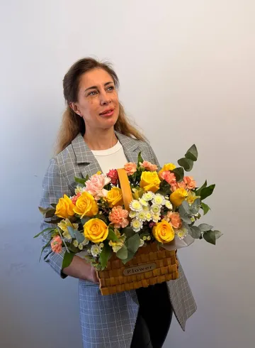 Композиция из роз, гвоздик, хризантемы &laquo;Солнечный Хит&raquo; от интернет-магазина цветов в 