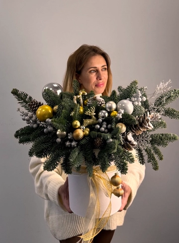 Композиция «Снегурочка» от интернет-магазина цветов в 