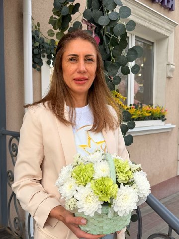 Композиция из гвоздик и хризантемы &laquo;Сочный лайм&raquo; от интернет-магазина цветов в 