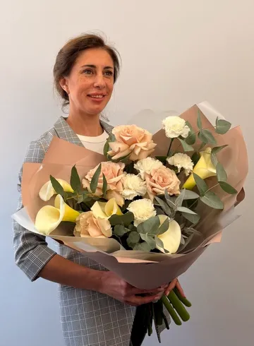 Букет из французских роз, калл и гвоздик &laquo;Райские грезы&raquo; от интернет-магазина цветов в 