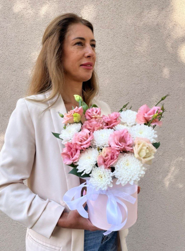 Композиция с хризантемой «Полянка» от интернет-магазина цветов в 