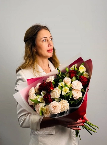 Букет с розами &laquo;Румыния&raquo; от интернет-магазина цветов в 