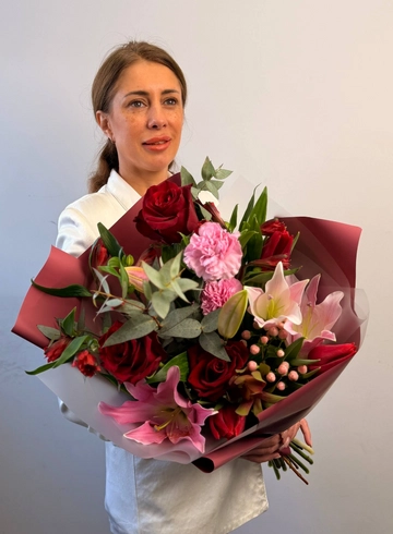 Сборный букет из лилии, тюльпанов и роз &laquo;Алые паруса&raquo; от интернет-магазина цветов в 