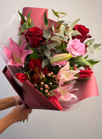 Сборный букет из лилии, тюльпанов и роз &laquo;Алые паруса&raquo; от интернет-магазина цветов в 