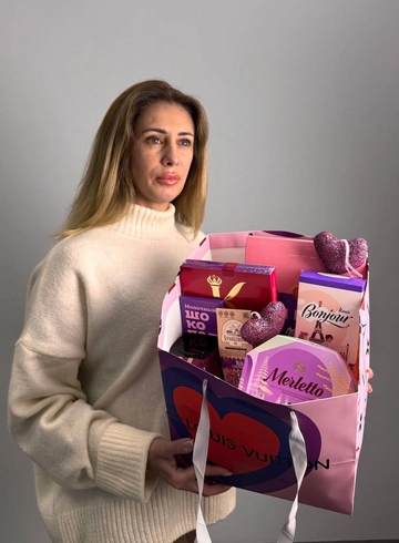 Набор &laquo;Большой бокс&raquo; от интернет-магазина цветов в 