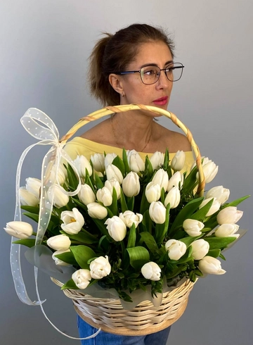 Композиция &laquo;С тюльпанами&raquo; от интернет-магазина цветов в 