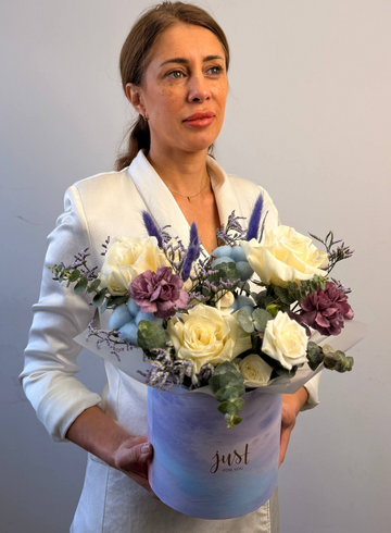 Композиция из роз и гвоздик &laquo;Лазурь&raquo; от интернет-магазина цветов в 