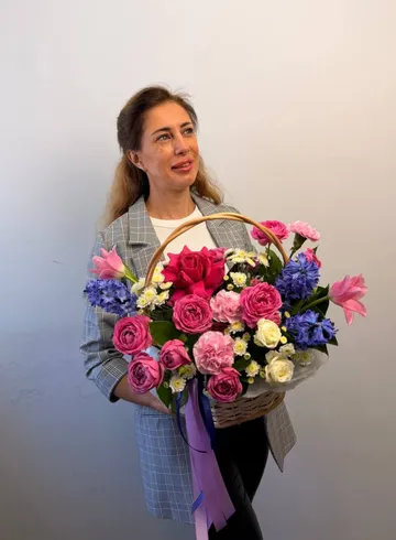 Композиция из роз, гиацинтов, тюльпанов и хризантемы &laquo;Времена года&raquo; от интернет-магазина цветов в 