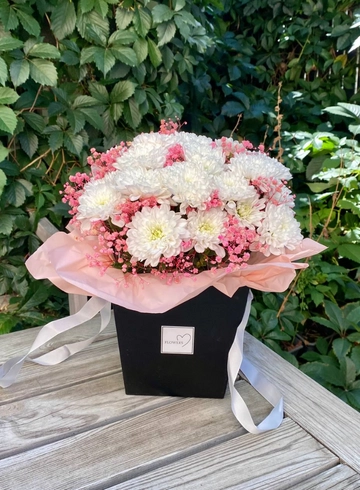 Композиция из хризантем «Изысканный штрих»  от интернет-магазина цветов в 