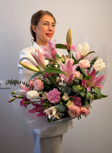 Букет из лилий, тюльпанов и роз &laquo;Яркое лето&raquo; от интернет-магазина цветов в 